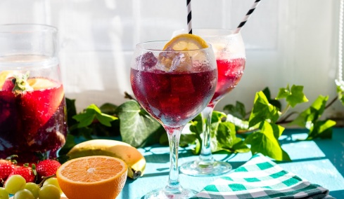 Tinto de Verano: Το παραδοσιακό ισπανικό καλοκαιρινό cocktail που συναγωνίζεται επάξια τη Sangria
