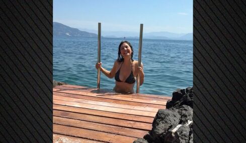 Η Μάγκι Τζίλενχαλ ανέβασε φωτογραφίες από τις διακοπές της στην Κέρκυρα και μοιράστηκε το «μυστικό» της Τζάκι Κένεντι με το βούτυρο του νησιού