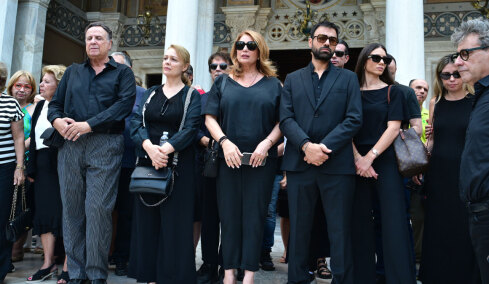 «Ταξιδιάρα ψυχή και αιώνια έφηβη»: Με δάκρυα στα μάτια αποχαιρέτησαν τη Μάρω Κοντού