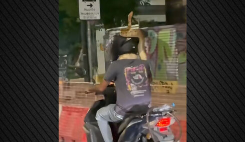 Viral βίντεο: Οδηγός μηχανής κυκλοφορεί στο κέντρο της Αθήνας με τεράστιο φίδι τυλιγμένο στον λαιμό του