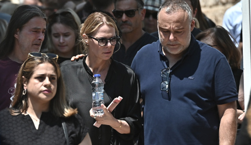 Συγγενείς και φίλοι αποχαιρέτισαν τον Λορέντζο Καριέρε, δείτε βίντεο και φωτογραφίες