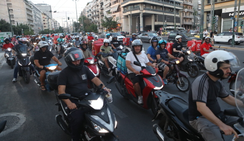 Μοτοπορεία με καπνογόνα στο κέντρο της Αθήνας από διανομείς, απέκλεισαν τη Φιλελλήνων και κατάστημα: Βίντεο και φωτογραφίες
