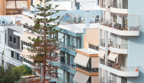 Τέλος τα Airbnb στις πολυκατοικίες αν ο κανονισμός προβλέπει αποκλειστικά χρήση κατοικίας