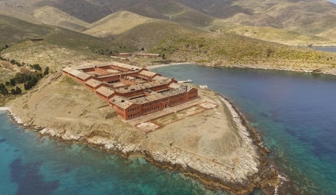 Το ελληνικό νησί με το σκοτεινό παρελθόν που έχει μετατραπεί σε καταφύγιο σπάνιων ζώων