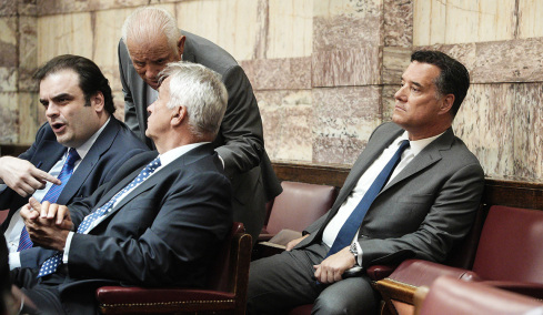Τα παρασκήνια της ΚΟ της Νέας Δημοκρατίας: Η γαλαρία, οι αγκαλιές, το βιβλίο-μήνυμα και τα πηγαδάκια