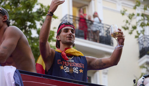 Φεράν Τόρες: Το καπέλο «Μake Spain Great Again» που φόρεσε στην παρέλαση των Ισπανών για την κατάκτηση του Μουντιάλ προκαλώντας αντιδράσεις