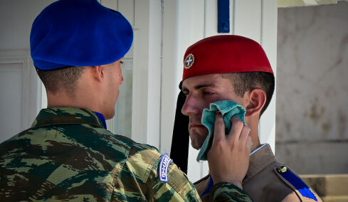 Ακίνητοι οι Εύζωνες εν μέσω καύσωνα, τους δίνουν νερό και τους σκουπίζουν τον ιδρώτα, δείτε φωτογραφίες 
