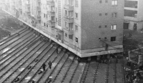 Έκοψαν στα δύο πολυκατοικία 7.600 τόνων αντί να τη γκρεμίσουν: Τη μετέφεραν 55 μέτρα με τους κατοίκους μέσα
