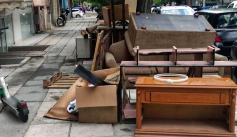 Μετακόμισαν και πέταξαν το παλιό νοικοκυριό τους στο πεζοδρόμιο