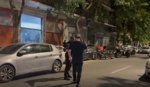 Ο αδελφός του Σταύρου Γεωργίου σπεύδει στο γραφείο όπου εντοπίστηκε νεκρός ο ποινικολόγος, δείτε βίντεο