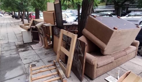Μετακόμισαν και άδειασαν ολόκληρο... διάμερισμα στο πεζοδρόμιο στη Θεσσαλονίκη, δείτε φωτογραφίες
