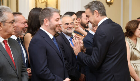 Τα παραλειπόμενα από το Προεδρικό: Οι διάλογοι των αρχηγών, οι «εκλογές τον Μάιο» και τα χαμόγελα Μητσοτάκη-Ανδρουλάκη, δείτε βίντεο και φωτογραφίες