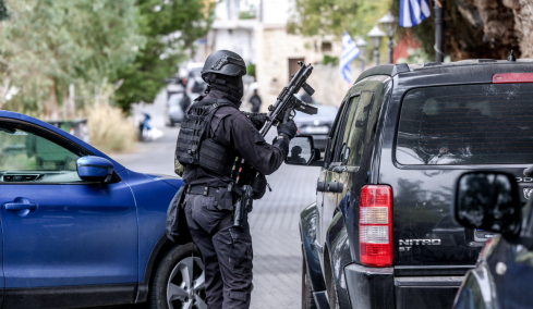 «Θα πάρω τους φουσκωτούς και θα πάω εκεί, θα έπρεπε να συλλάβεις τον δήμαρχο»: Οι συνομιλίες με τον αξιωματικό διοικητής υπηρεσίας που εμπλέκεται στη μαφία των Χανίων