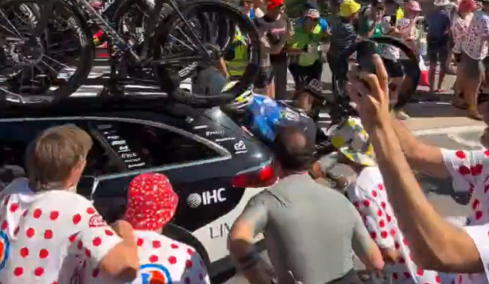 «Χούλιγκαν» του Tour de France δημιουργούν προβλήματα: Κολομβιανός αθλητής συγκρούστηκε με αυτοκίνητο που πάτησε φρένο για να μην πατήσει θεατή, δείτε βίντεο