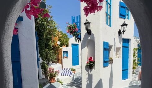 Ένα σπίτι στην Ελβετία κρύβει μια μικρογραφία κυκλαδίτικου νησιού στον κήπο του
