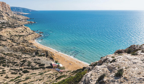 Η Κόκκινη Άμμος στα Μάταλα φιγουράρει ανάμεσα στις 25 κορυφαίες παραλίες γυμνιστών στον κόσμο