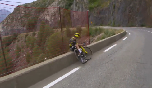 Παρά τρίχα τραγωδία στο Tour de France: Αθλητής σώθηκε από πτώση σε γκρεμό για λίγα εκατοστά, δείτε βίντεο 
