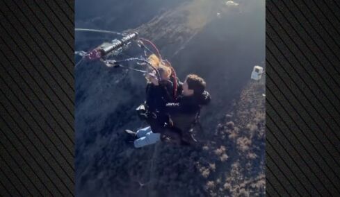 Η Σίντνεϊ Σουίνι έκανε bungee jumping με τον σύντροφό της στη Νέα Ζηλανδία, δείτε βίντεο