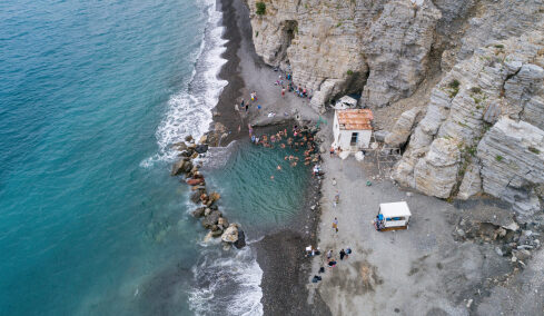 Τα spa της ελληνικής φύσης: Παραλίες με ιαματικά νερά στην Ελλάδα για αναζωογονητικές βουτιές
