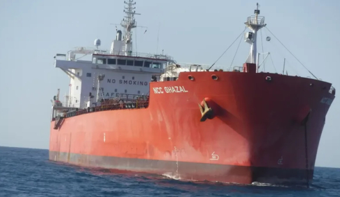 Βλήμα χτύπησε τάνκερ έξω από το Yanbu στην Ερυθρά Θάλασσα, οι υποψίες στρέφονται προς τους Χούθι 