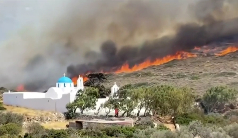 Μαίνεται η φωτιά στην Πάρο, προς Φάραγγα και Τρυπητή το μέτωπο, φθάνουν ενισχύσεις από Ραφήνα