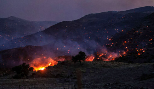 Δεύτερη νύχτα μάχης με τις φλόγες σε Πρέβελη και Αγία Παρασκευή Ρεθύμνου: Καλύτερη η εικόνα στον Ασώματο στην Κρήτη, σε Κάλυμνο και Άνδρο