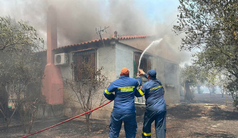 Κάηκαν σπίτια στο Φίχτι Αργολίδος, απειλούνται κατοικίες στον Άγιο Βασίλειο - Εκατοντάδες οι απεγκλωβισμοί με βάρκες, μπαράζ από 112 για εκκενώσεις