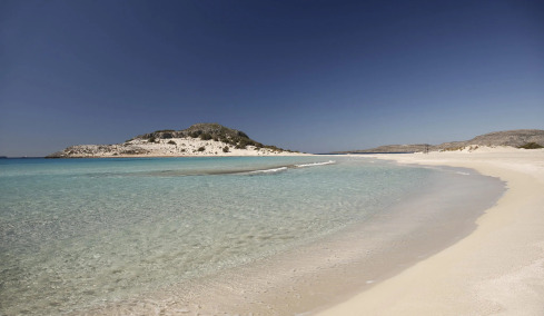Γύρω από τη Μονεμβασιά: Παραλίες με τιρκουάζ νερά, ένα εντυπωσιακό σπήλαιο και μια προϊστορική πόλη κάτω από το νερό