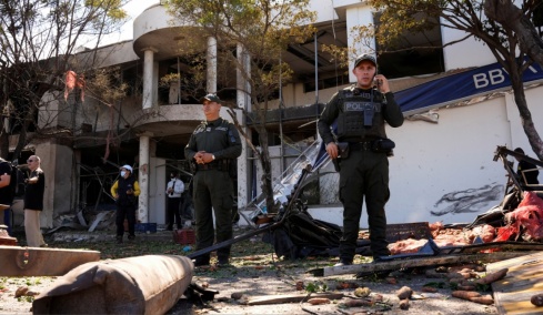 Τουλάχιστον 14 τραυματίες σε έκρηξη φορτηγού παγιδευμένου με εκρηκτικά έξω από αστυνομικό τμήμα στην Κολομβία, δείτε βίντεο