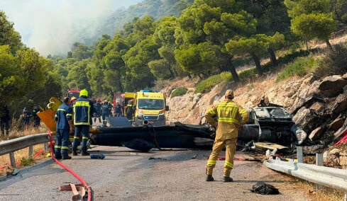 Συγκρούστηκαν δύο πυροσβεστικά ελικόπτερα που επιχειρούσαν στη φωτιά της Ψάθας: Δύο διασωθέντες, πληροφορίες για δύο νεκρούς, έναν Έλληνα και έναν Ρουμάνο