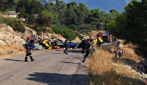Οι πρώτες εικόνες από τα συντρίμμια του ενός πυροσβεστικού ελικοπτέρου μετά τη σύγκρουση στην Ψάθα
