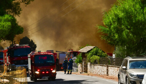 Μαίνεται η φωτιά στη Δυτική Αττική, στον οικισμό της Αγίας Σκέπης πέρασαν οι φλόγες, στη μάχη 7 εναέρια και πάνω από 450 πυροσβέστες