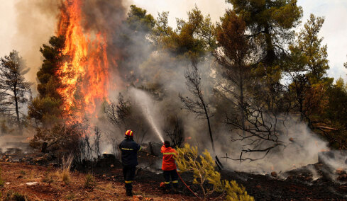 Εκκενώνονται οι οικισμοί Αγία Σκέπη, Κανδήλι και Μπότσικα, μαίνεται για 4η μέρα η φωτιά στη Δυτική Αττική