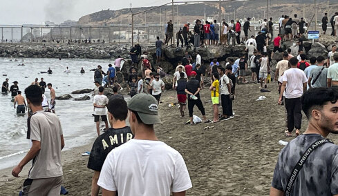 Τηλεδιάσκεψη Ευρωπαίων μετά την εισβολή μεταναστών στη Θέουτα: Δυσφορία για την πολιτική Σάντσεθ, ο ελληνικός αστερίσκος για τις έκτακτες κρίσεις