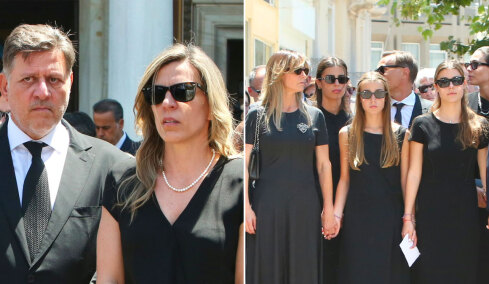 Με δάκρυα στα μάτια τα παιδιά και οι εγγονές του Γιάννη Βαρβιτσιώτη στην κηδεία του στη Μητρόπολη Αθηνών