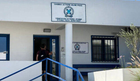 Έλληνας οδηγός έκλεψε τσάντα Hermès και Rolex αξίας €75.000 από Ουκρανό τουρίστα στη Μύκονο, τα έκρυψε κάτω από βράχους
