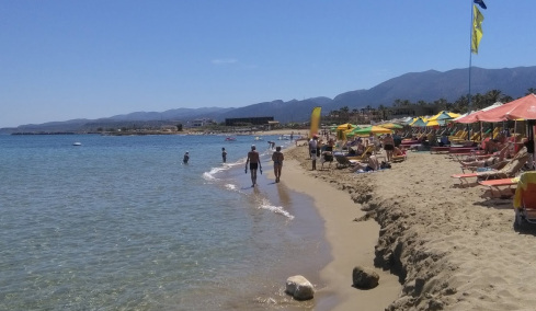 Πώς έγινε η τραγωδία με την νεκρή μητέρα στα Μάλια: Βούτηξε για να βοηθήσει τη φίλη της και πνίγηκε, τα παιδιά φώναζαν για βοήθεια