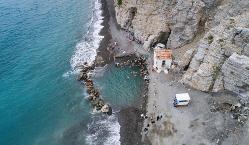 Τα spa της ελληνικής φύσης: Παραλίες με ιαματικά νερά στην Ελλάδα για αναζωογονητικές βουτιές