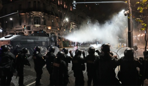 Επεισόδια μεταξύ διαδηλωτών και αστυνομικών έξω από τη Γερουσία στην Αργεντινή, δείτε βίντεο 
