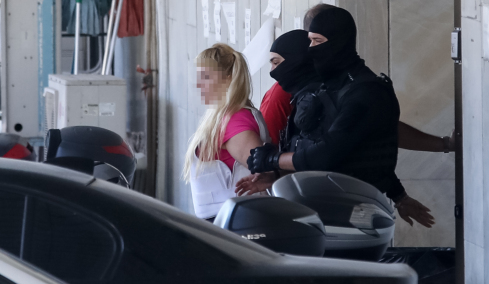 Στην Εισαγγελία η 46χρονη που κατηγορείται για την επίθεση στη Marfin, δείτε βίντεο