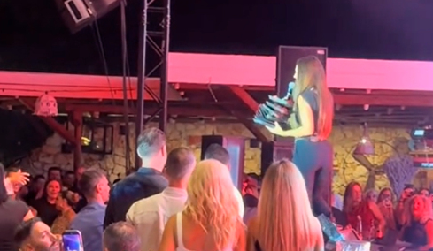 Η Ιουλία Καλλιμάνη θύμωσε με θεατή που της πέταξε λουλούδια στην Ηγουμενίτσα: Του τα επέστρεψε στο κεφάλι και είπε «εσένα σ' αρέσει αυτό...», δείτε βίντεο