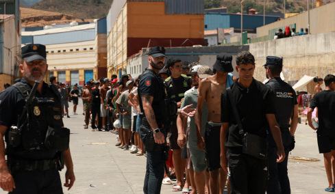 «Πόλεμος» Σάντσεθ - Μελόνι λόγω της Θέουτα: Η Ισπανία επιβάλλει και αυτή έλεγχους στα σύνορα σε πτήσεις και πλοία από Ιταλία