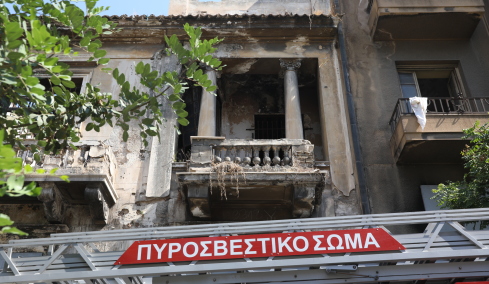 Πυρκαγιά σε ακατοίκητο κτήριο στην Κουμουνδούρου, απεγκλωβίστηκε ένα άτομο
