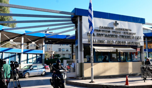 Ασθενής ξυλοκόπησε νοσηλεύτρια στα Επείγοντα του Ερυθρού Σταυρού, την άρπαξε από τα μαλλιά και τη χτύπησε σε πόρτες - Τι καταγγέλλει η ΠΟΕΔΗΝ
