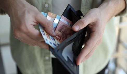 Τα δύο πρόσωπα της ελληνικής οικονομίας: Aνεβαίνει ο πλούτος, πέφτει η αποταμίευση και «φουσκώνει» ο δανεισμός
