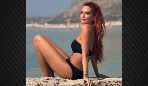 Η Σίσσυ Χρηστίδου φωτογραφήθηκε με μονοκίνι σε παραλία στα Χανιά