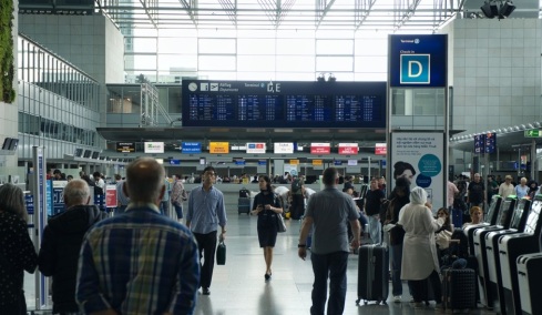 Το νέο σύστημα εισόδου της ΕΕ ταλαιπωρεί τους ταξιδιώτες: Ως και δύο ώρες αναμονή στα μεγάλα αεροδρόμια της Ευρώπης