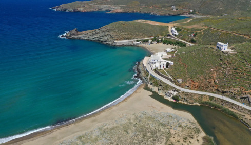Διακοπές στην Τήνο: Βουτιές στις ωραιότερες παραλίες του νησιού