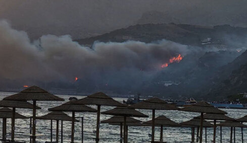 Φωτιά στον Φοίνικα Ρεθύμνου: Ενισχύθηκαν οι πυροσβεστικές δυνάμεις, μήνυμα του 112 για εκκένωση σε Φωτεινάρι και Σούδα