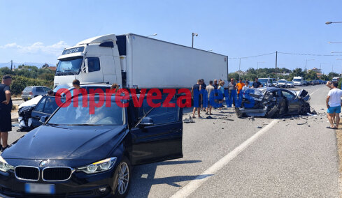 Σοβαρό τροχαίο στην Πρέβεζα: Φορτηγό συγκρούστηκε με τρία ΙΧ, υπάρχουν τραυματίες - Κλειστό το ρεύμα από Πρέβεζα προς Άκτιο 